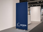 Hinterleuchteter Ersatzdruck von BEST SYSTEMS auf einem Messestand, Motiv Hafenwerk.